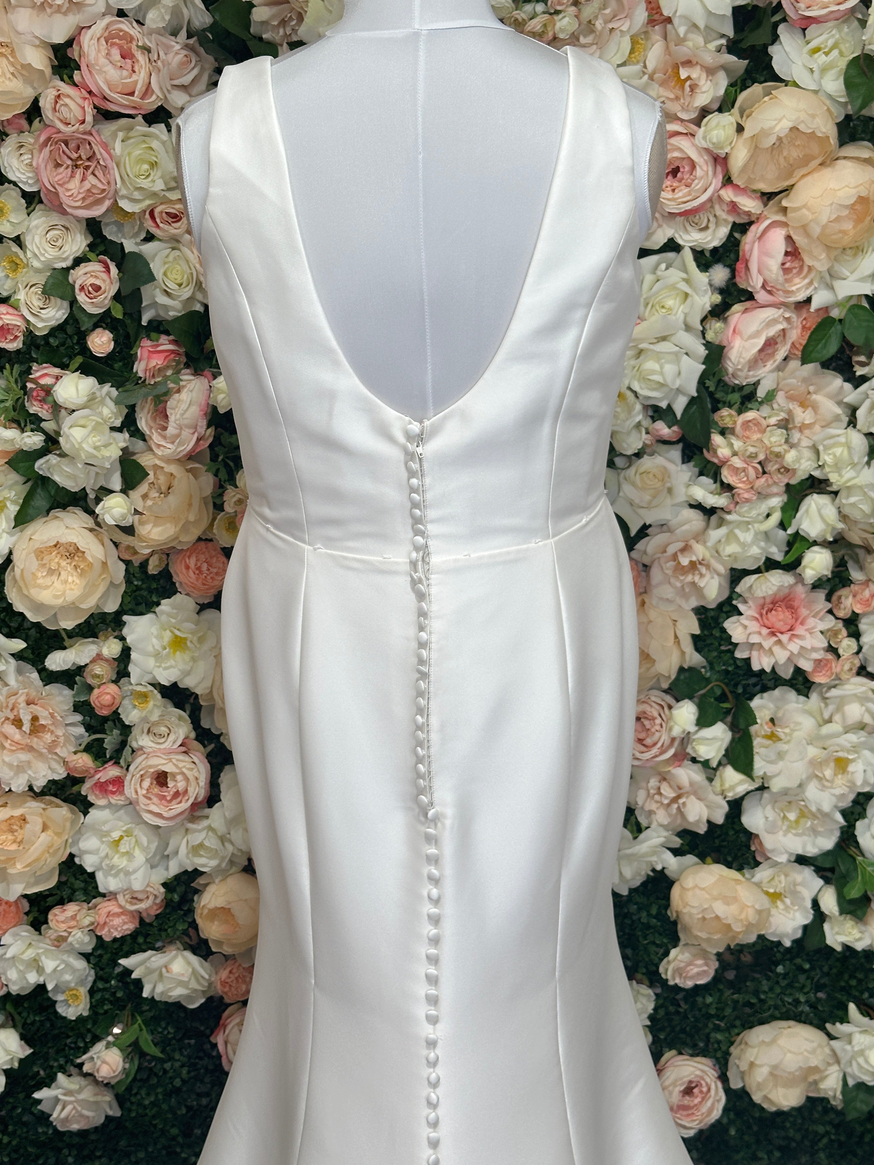 クリスアンクチュール　イギリス製（イングランド） スタンダードドレス　SMサイズ Bradstreet Plus Size by Justin Alexander Signature – The White Flower