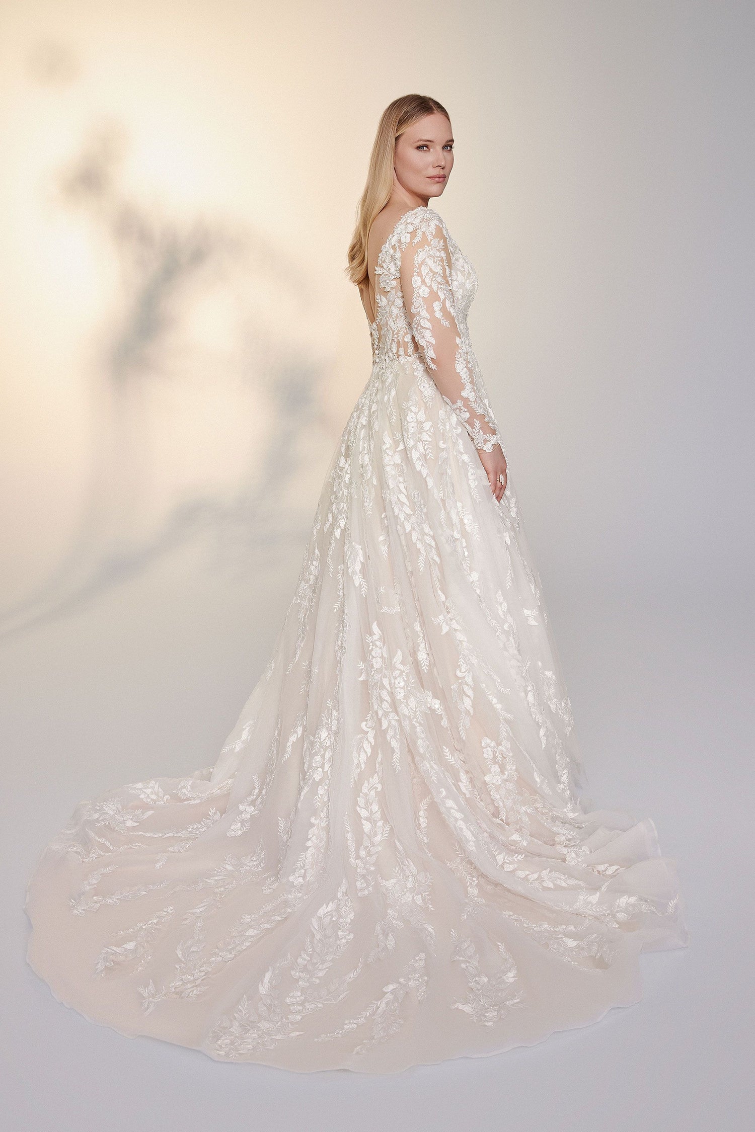Justin Alexander Signature Julie - Bridal Size 22 - Plus Size Sample Wedding Dress Justin Alexander Signature Julie - Bridal Size 22 - Plus Size Sample Wedding Dress